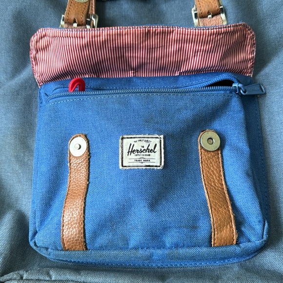 🎒Herschel Retreat blue backpack with striped lining and brown leather trim. - Picture 3 of 12